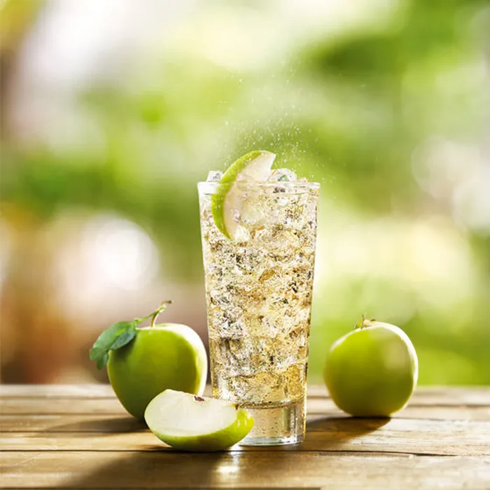 A glass of the Easy serve filled with ice and garnish with lemon 