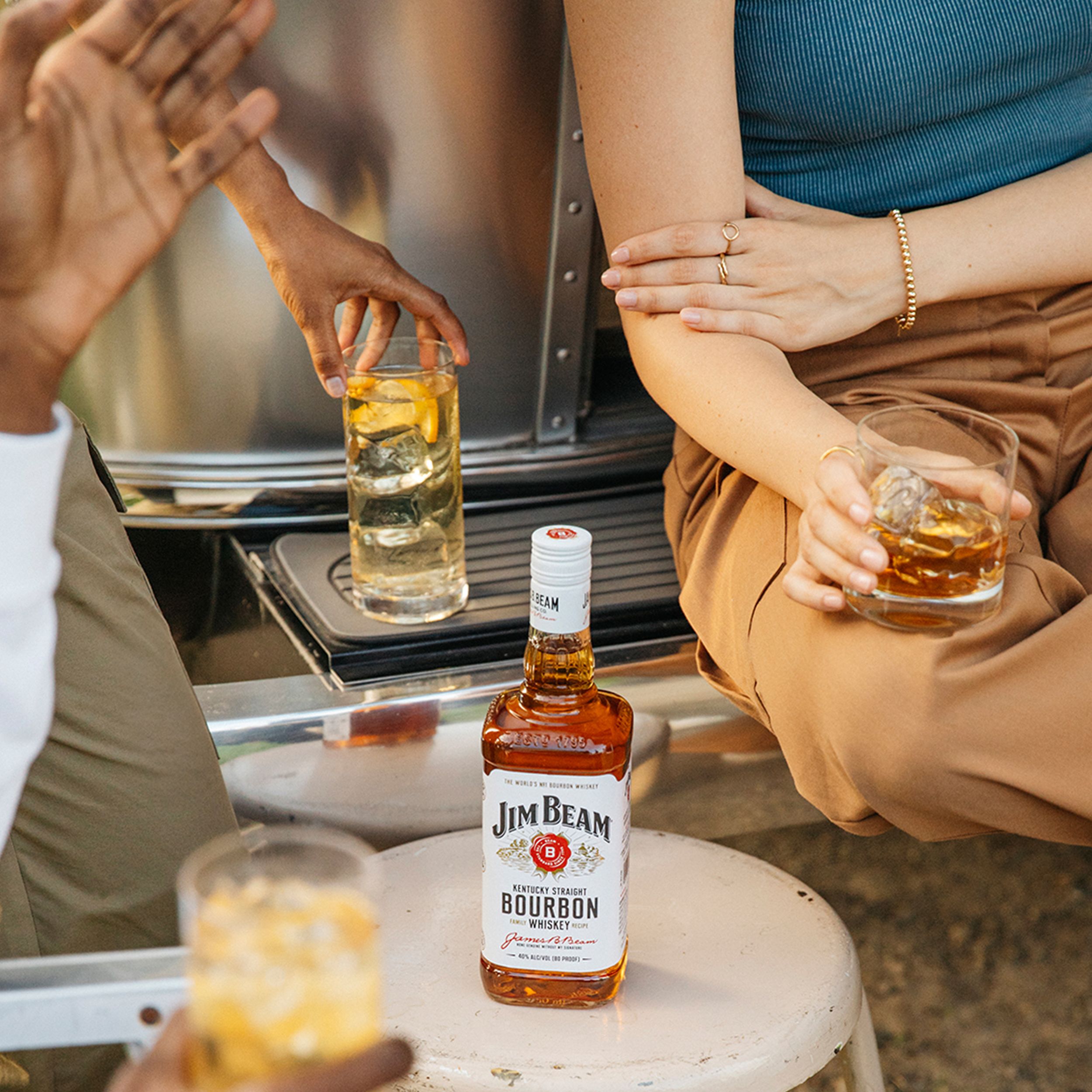 JimBeam_JimBeamBourbonWhiskey_CGILifestyle_BottleBeautyShotWithCocktails_1x1_US_2025.jpg