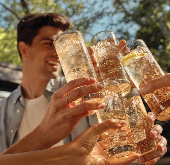 People cheering with the class of cocktail glass of jimbeam