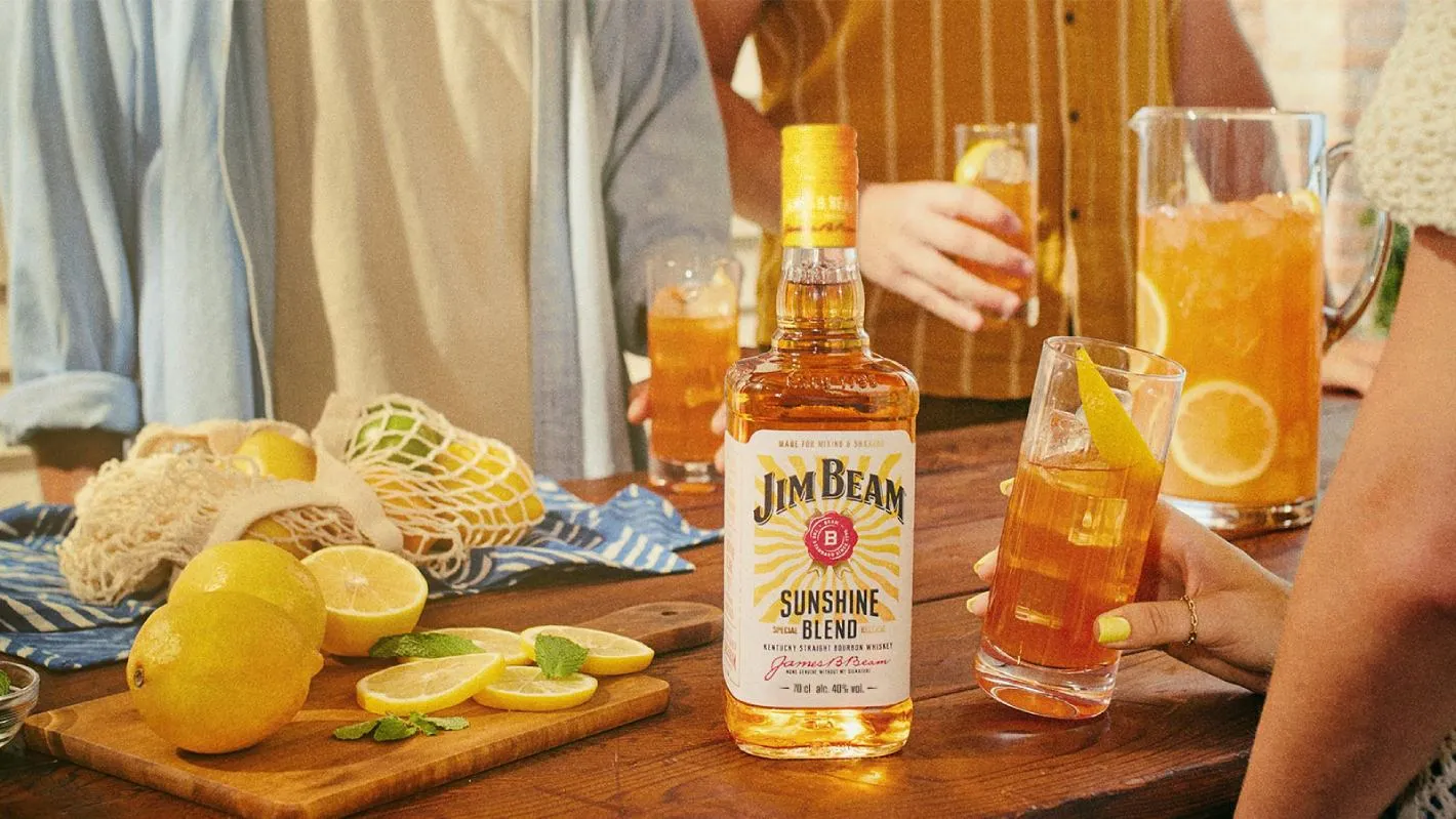 Bottle and cocktail drinks made with Sunshine Blend Jim Beam