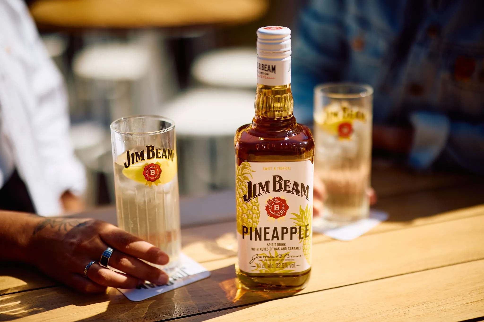 A bottle and glass of Jim Beam Pineapple & Lemonade